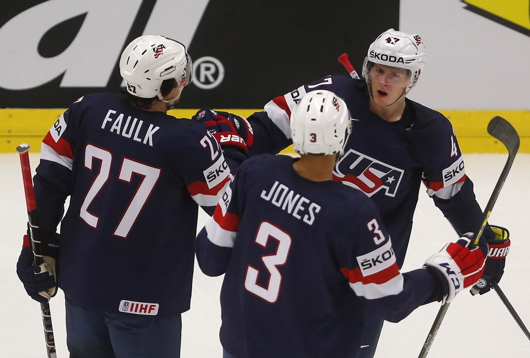 Hokejisté USA se radují z gólu do Ruské sítě