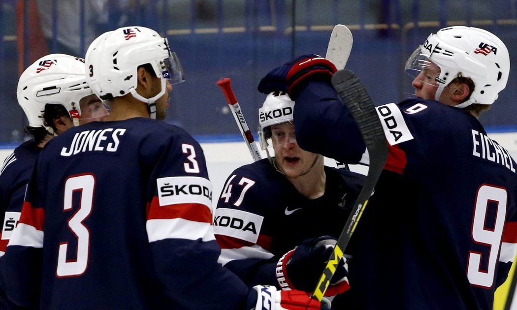 Hokejisté USA oslavují gól proti Rusku