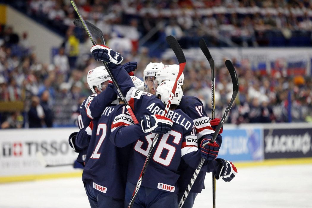 Američtí hokejisté oslavují gól do slovenské brány