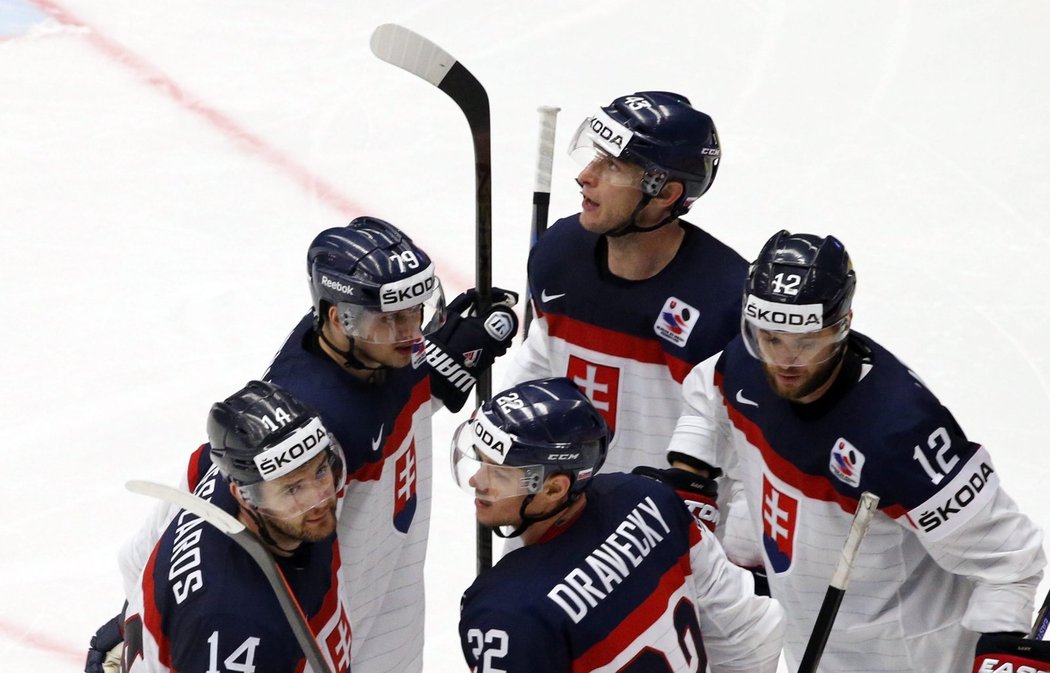 Hokejisté Slovenska oslavují gól do sítě USA
