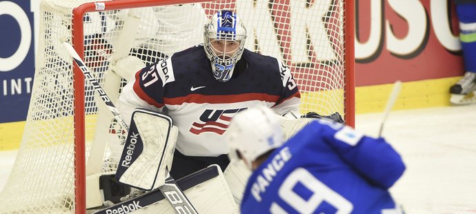 Brankář USA Connor Hellebuyck a slovinský útočník Žiga Pance.