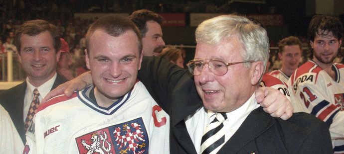 Luděk Bukač s Robertem Reichlem po zisku zlatých medailí na MS v roce 1996