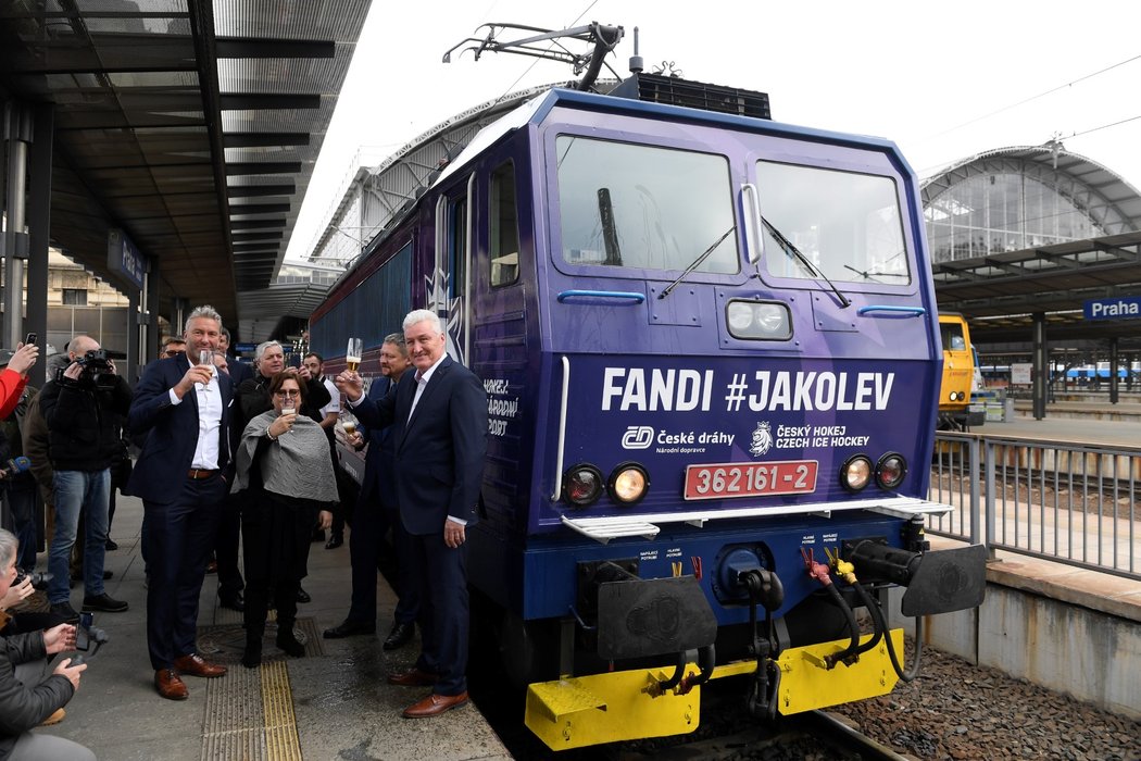 Trenér národního týmu Miloš Říha a generální manažer Petr Nedvěd pokřtili reprezentační vlakový speciál, ve kterém se čeští hokejisté vypraví na mistrovství světa v Bratislavě