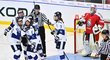 Finské hokejistky se radují z gólu proti Česku