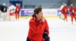 Trenérka ženské hokejové reprezentace Carla MacLeodová při tréninku