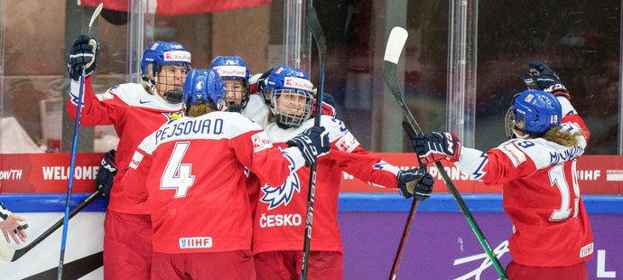 České hokejistky se radují z gólu