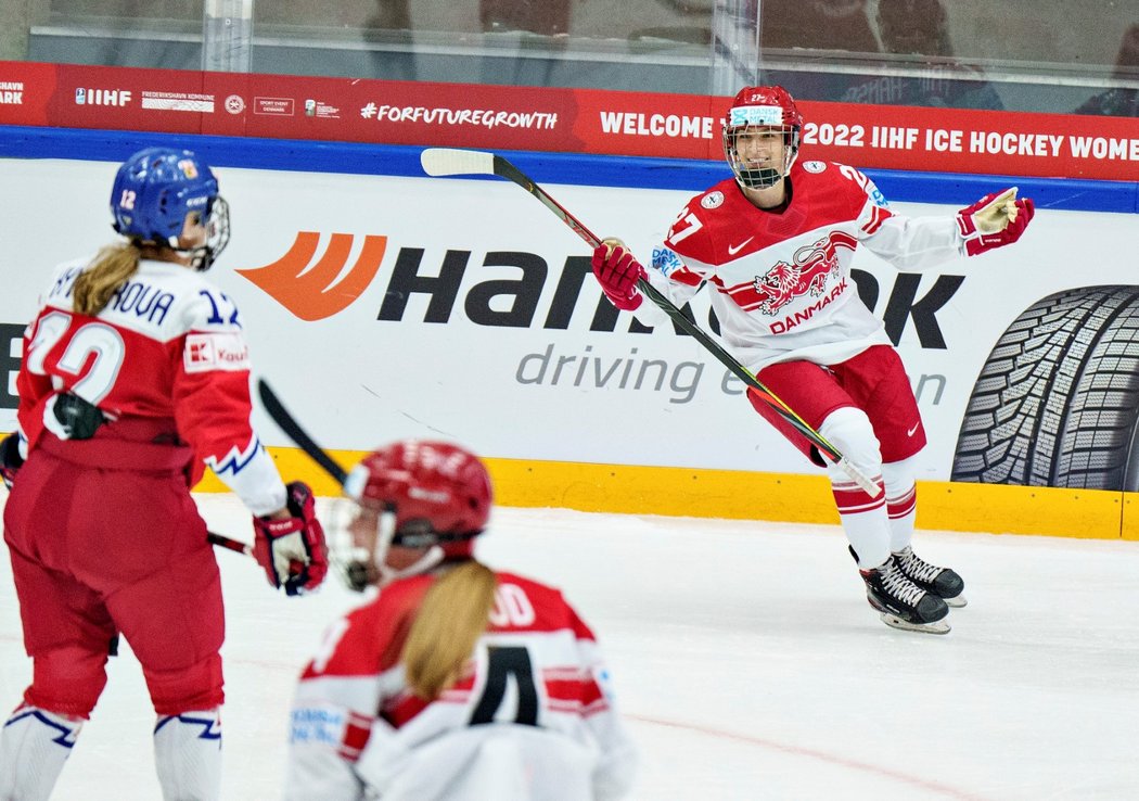 Dánská hokejistka Michelle Weisová se raduje z gólu