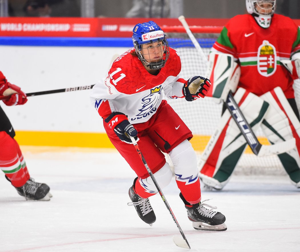 Bývalá rychlobruslařka Karolína Erbanová při své premiéře na hokejovém mistrovstvím světa