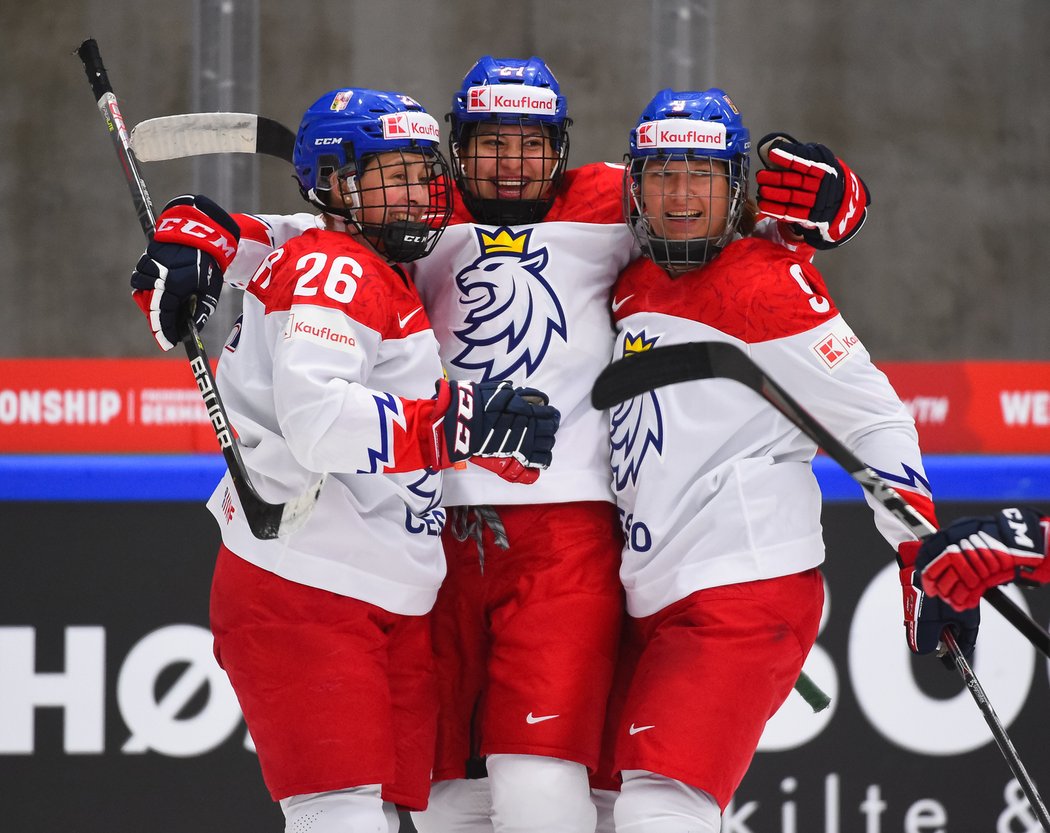 České hokejistky se radují z gólu na mistrovství světa v Dánsku
