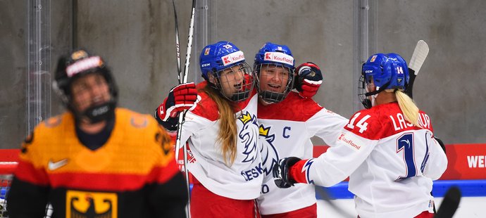 České hokejistky se radují z gólu kapitánky Aleny Mills (uprostřed)