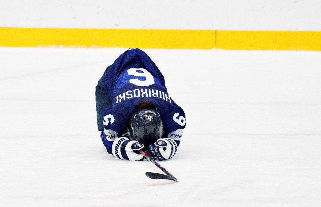 Finská kapitánka Jenni Hiirikoskiová okamžitě poté, co svou chybou zapříčinila porážku s Českem, propukla v pláč