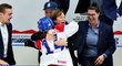 Trenérka českých hokejistek Carla MacLeodová objímá útočnici Dominiku Láskovou po postupu do semifinále