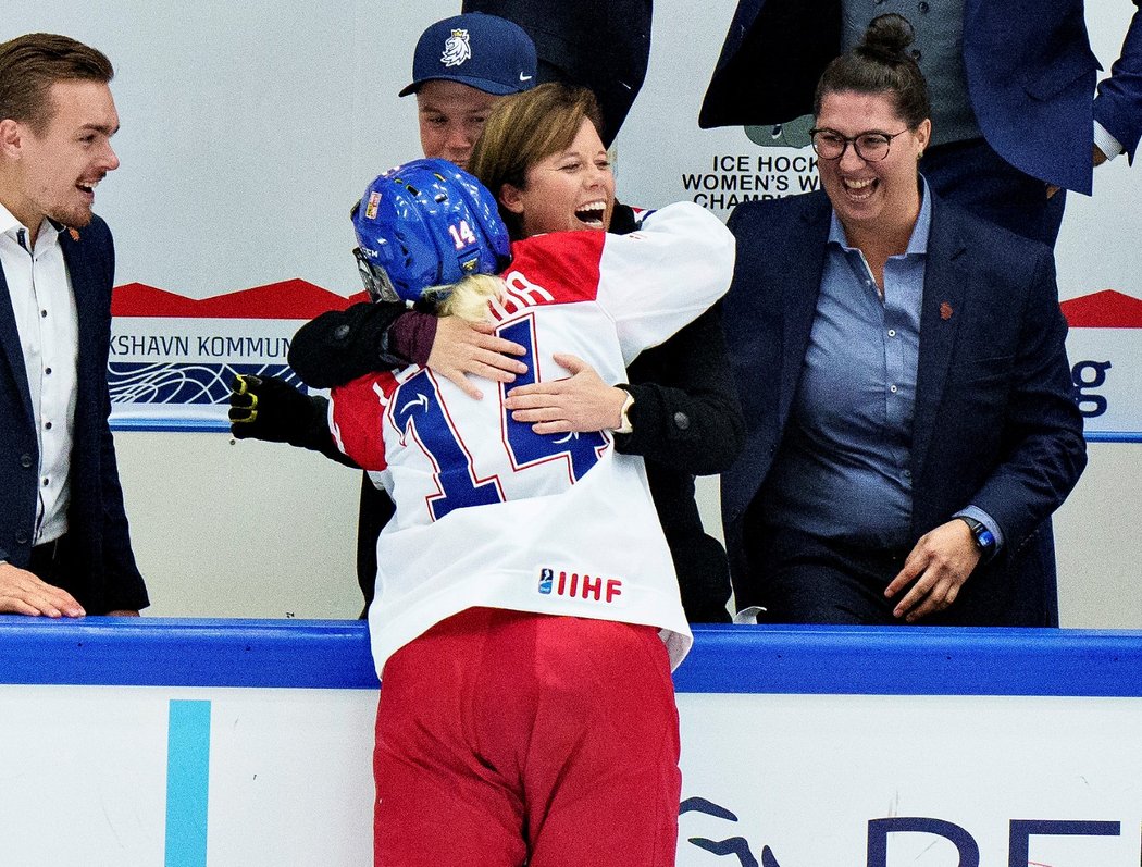 Trenérka českých hokejistek Carla MacLeodová objímá útočnici Dominiku Láskovou po postupu do semifinále