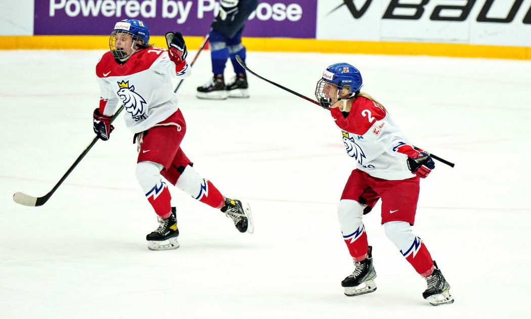 Autorkou vítězného gólu ve čtvrtfinále proti Finsku byla obránkyně Aneta Tejralová (vpravo)