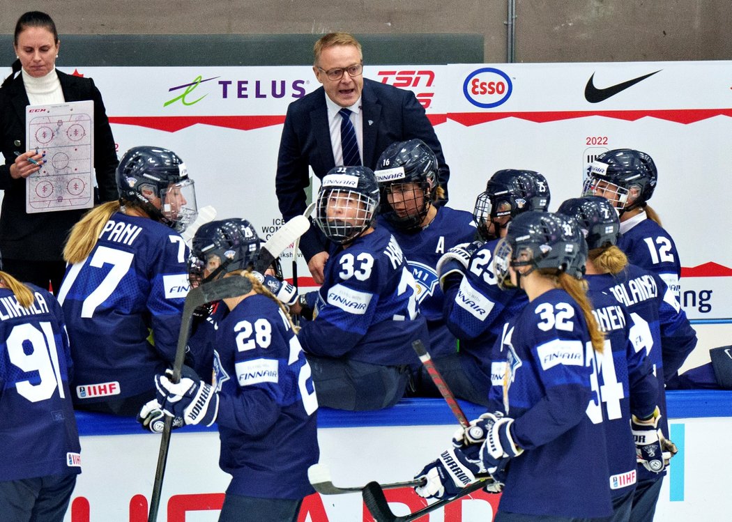 Trenér finských hokejistek Juuso Toivola domlouvá svým svěřenkyním