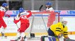 České hokejistky do 18 let se radují z gólu proti Švédkám ve čtvrtfinále MS