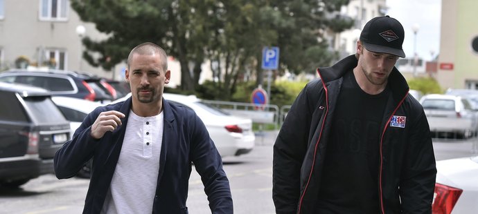 Tomáš Plekanec (vlevo) a Jiří Sekáč přicházejí ve Znojmě na sraz české hokejové reprezentace