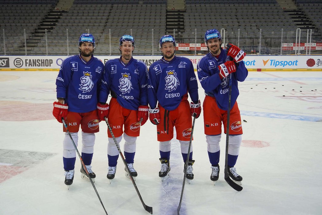 Čtveřice českých reprezentantů hrajících ve Švýcarsku (zleva) Michael Frolík, Roman Červenka, Jan Kovář a Matěj Stránský na tréninku v O2 areně před odletem do Pekingu