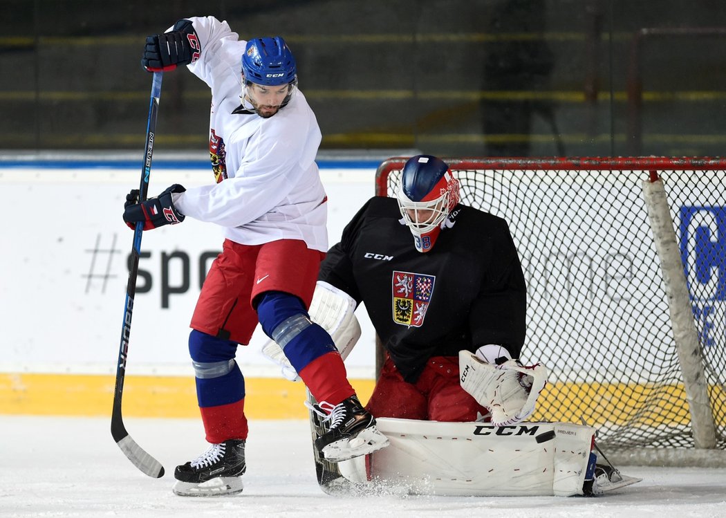 Český forvard Michal Birner na tréninku reprezentace s brankářem Dominikem Furchem