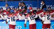 Střídačka české hokejové reprezentace žen se raduje z úvodního gólu na olympijském turnaji