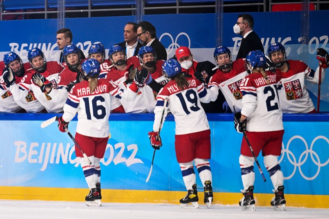 Střídačka české hokejové reprezentace žen se raduje z úvodního gólu na olympijském turnaji