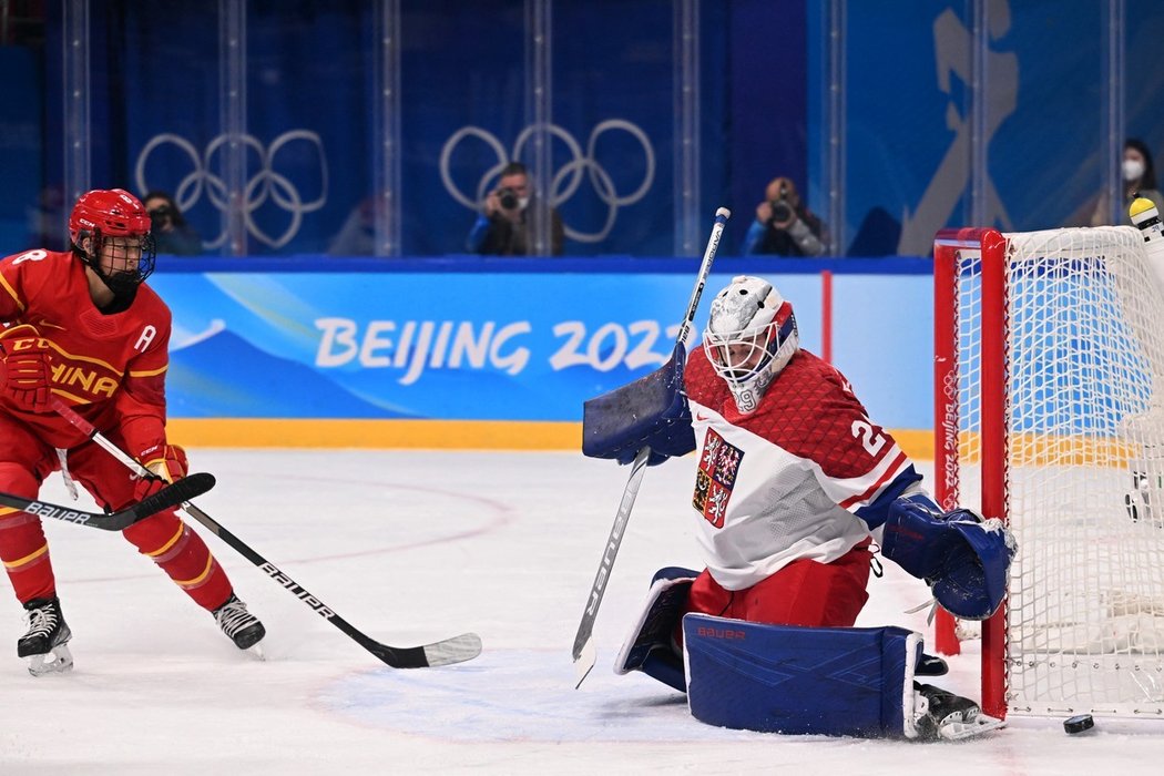 Česká gólmanka Klára Peslarová podržela hokejovou reprezentaci žen během úvodního zápasu olympiády proti Číně