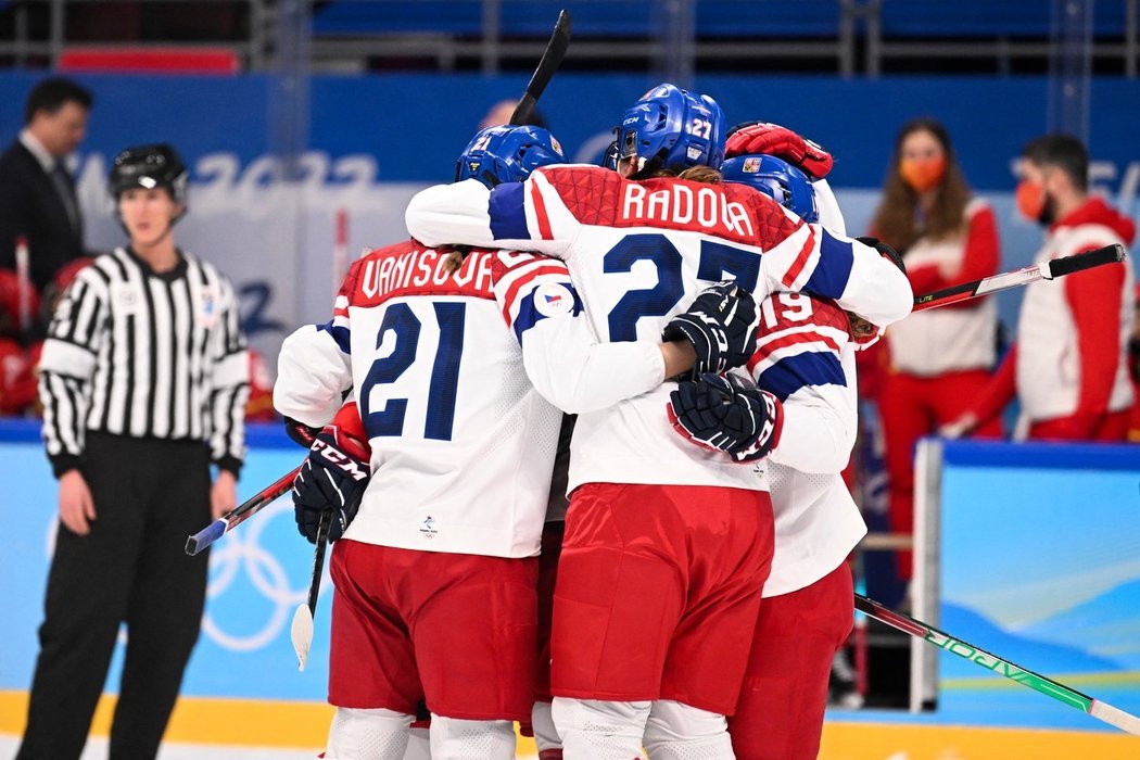 České hokejistky se radují z gólu na olympijském turnaji