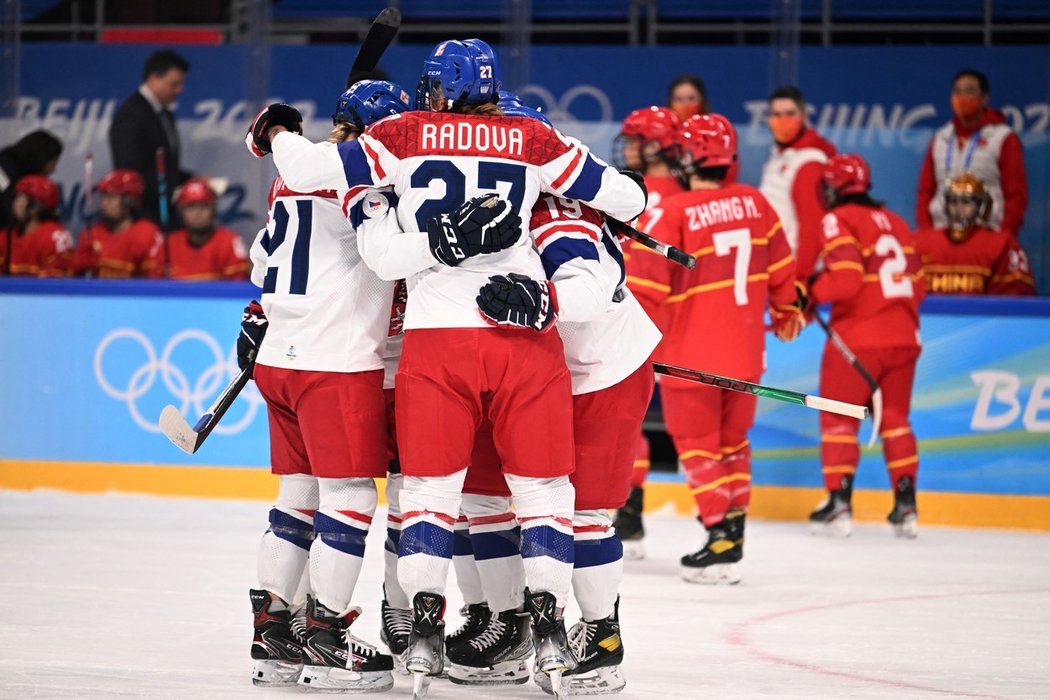 České hokejistky oslavují první trefu na olympiádě v podání Terezy Radové