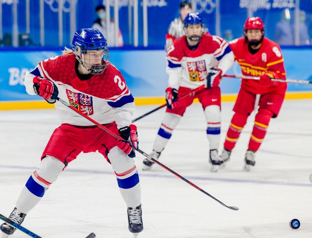 Česká hokejistka Aneta Tejralová v duelu s Čínou