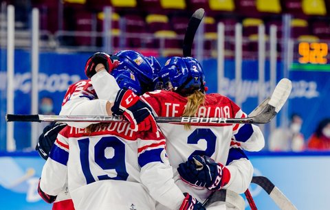 České hokejistky se radují ze vstřelené branky