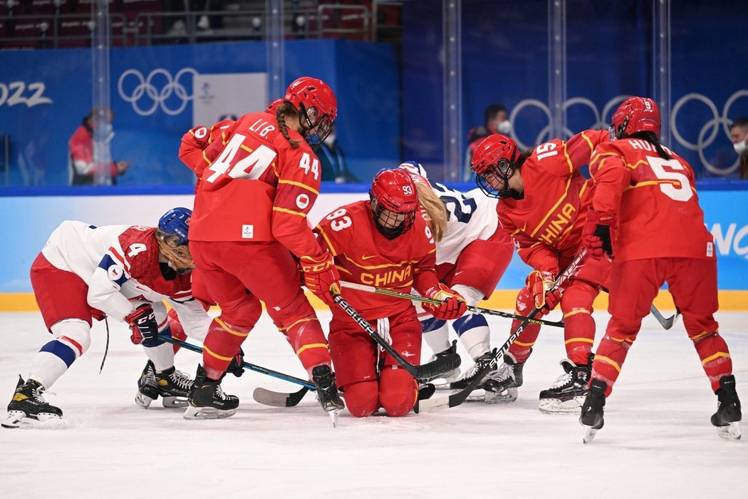 České hokejistky soupeří s Číňankami o puk v úvodním duelu premiérového olympijského turnaje