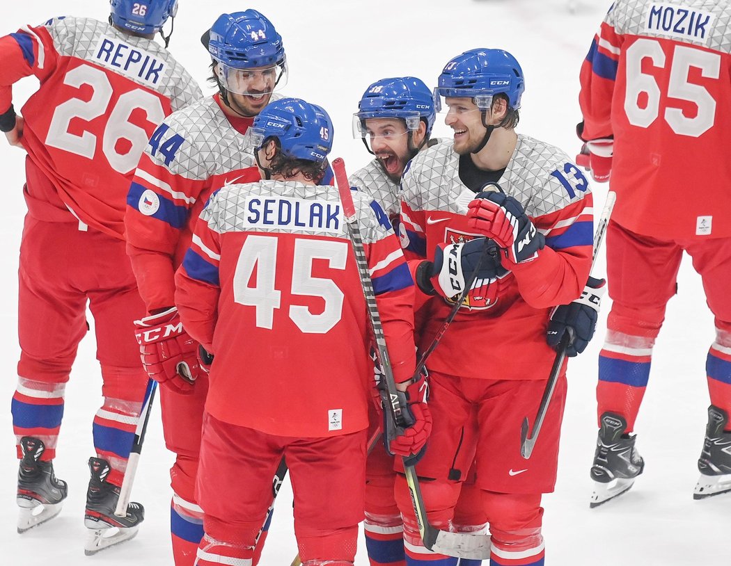 Čeští hokejisté se radují z vítězství nad Švýcarskem