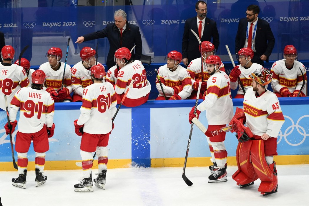 Střídačka čínské hokejové reprezentace během domácí olympiády v Pekingu
