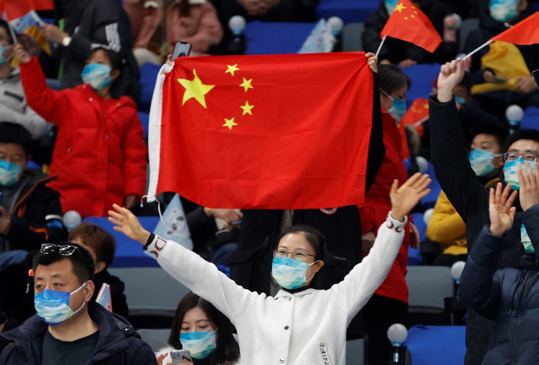 Čínští fanoušci ječeli v hledišti během utkání svého týmu s Německem