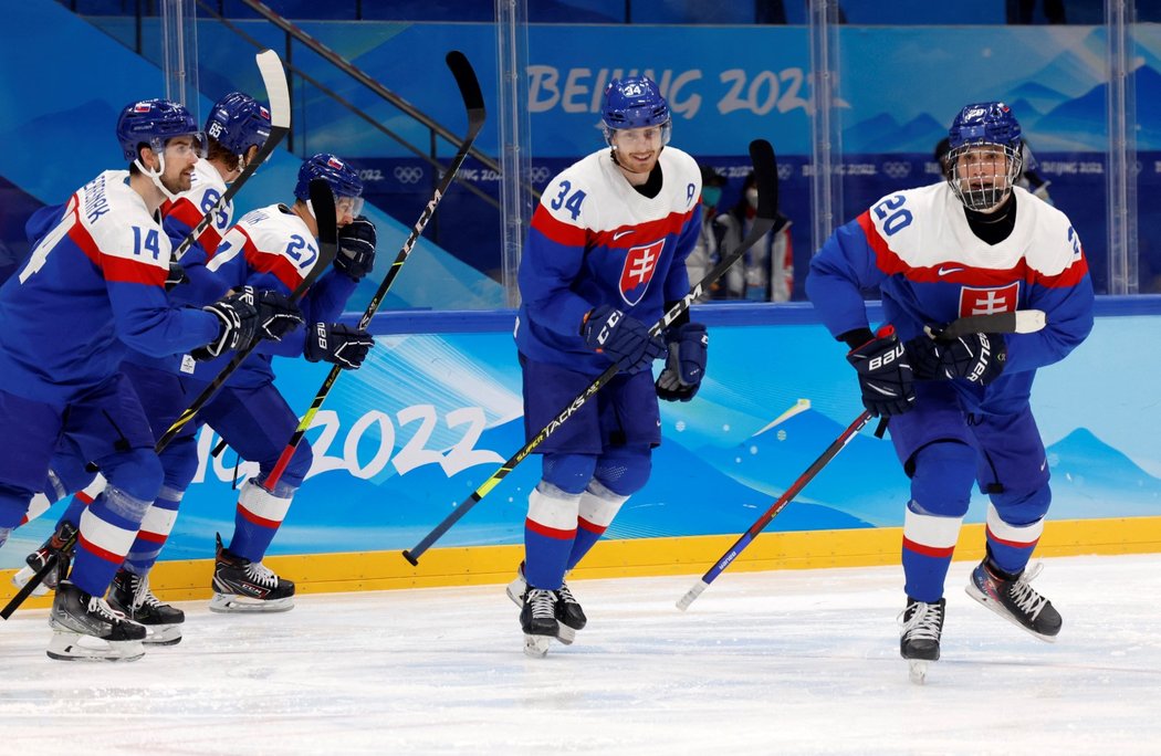 Slovenští hokejisté se radují po gólu Juraje Slafkovského (vpravo)
