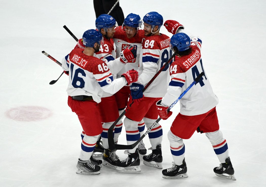Čeští hokejisté se radují z gólu proti Rusku