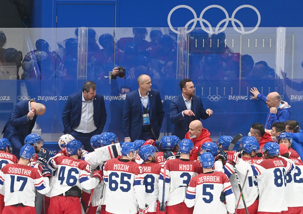 Střídačka hokejové reprezentace po vítězství v divoké bitvě proti Rusku