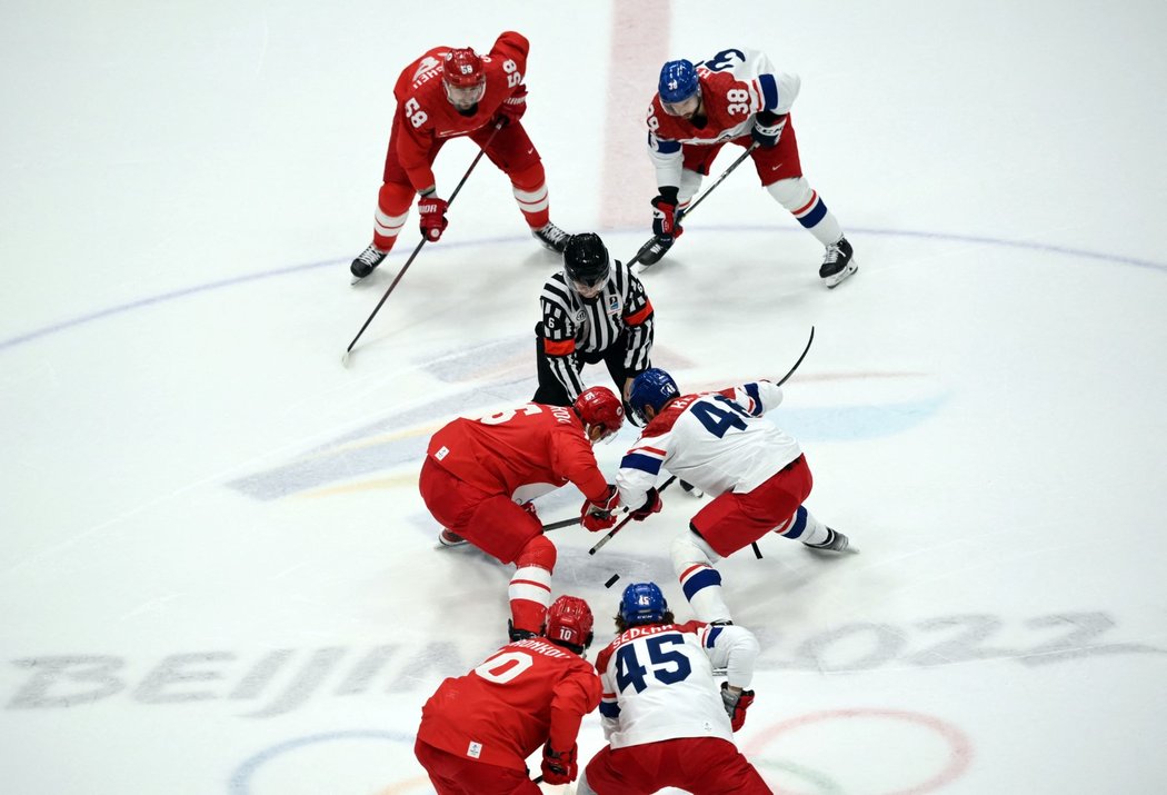 Úvodní buly zápasu mezi Ruskem a Českem na olympiádě v Pekingu