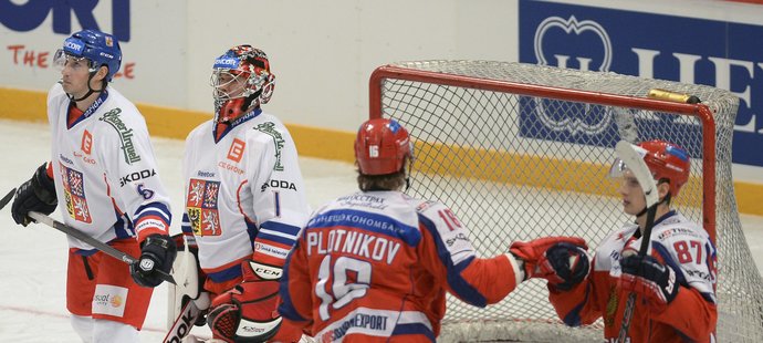 Gólman Jakub Kovář neměl nárok, hokejisté Ruska mu právě vstřelili jednu ze šesti branek