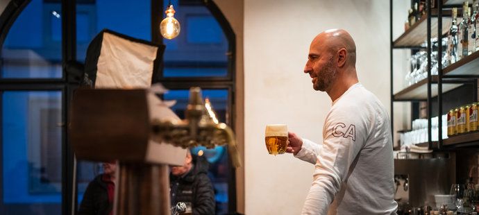 Martin Ručinský čepuje pivo ve své restauraci Střídačka kousek od Staroměstského náměstí