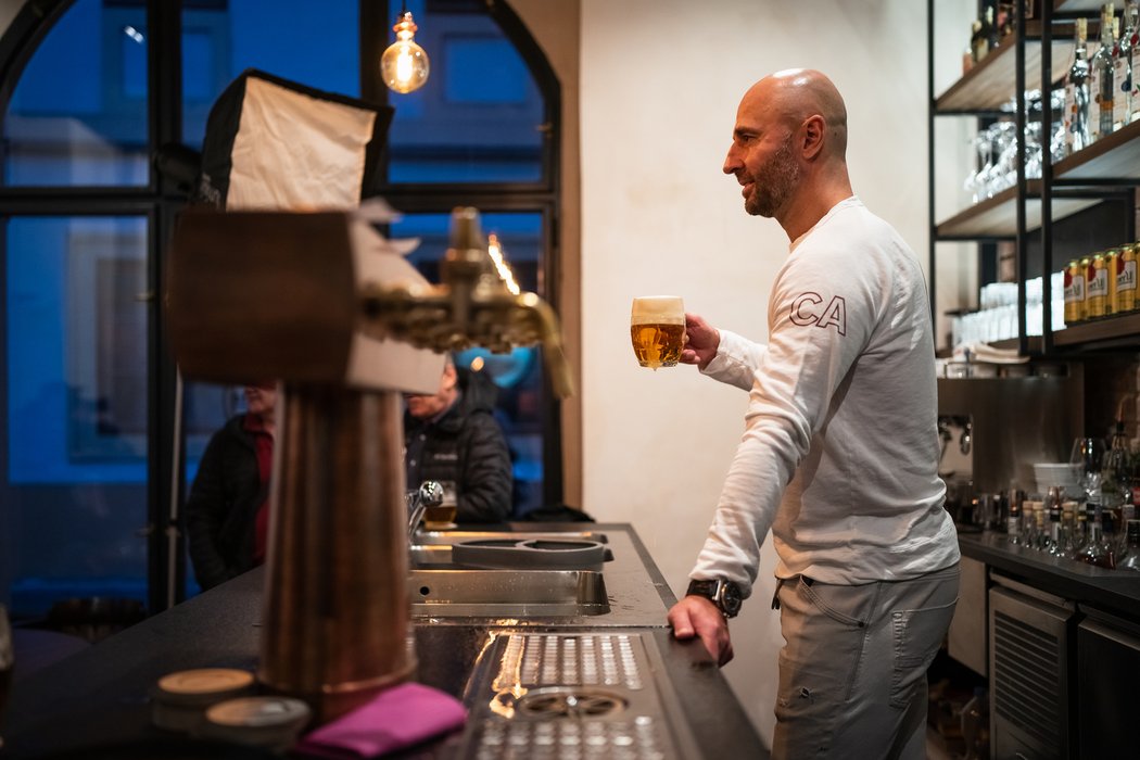 Martin Ručinský čepuje pivo ve své restauraci Střídačka kousek od Staroměstského náměstí