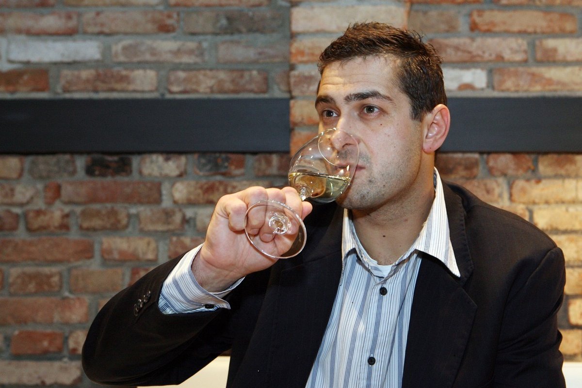 2008. Roman Čechmánek holduje vínu. Po kariéře s ním dokonce obchodoval