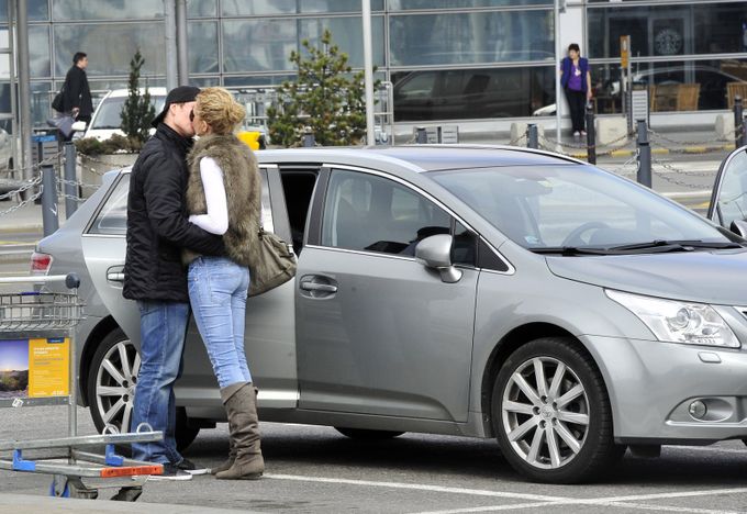 Machová a hokejista Červenka: Vášeň na letišti Machová a hokejista Červenka: Vášeň na letišti