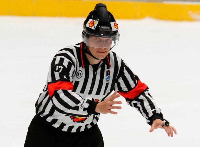 Eso v pruhovaném mizí z extraligy. Zkušený sudí Hribik bude pískat v Německu Eso v pruhovaném mizí z extraligy. Zkušený sudí Hribik bude pískat v Německu
