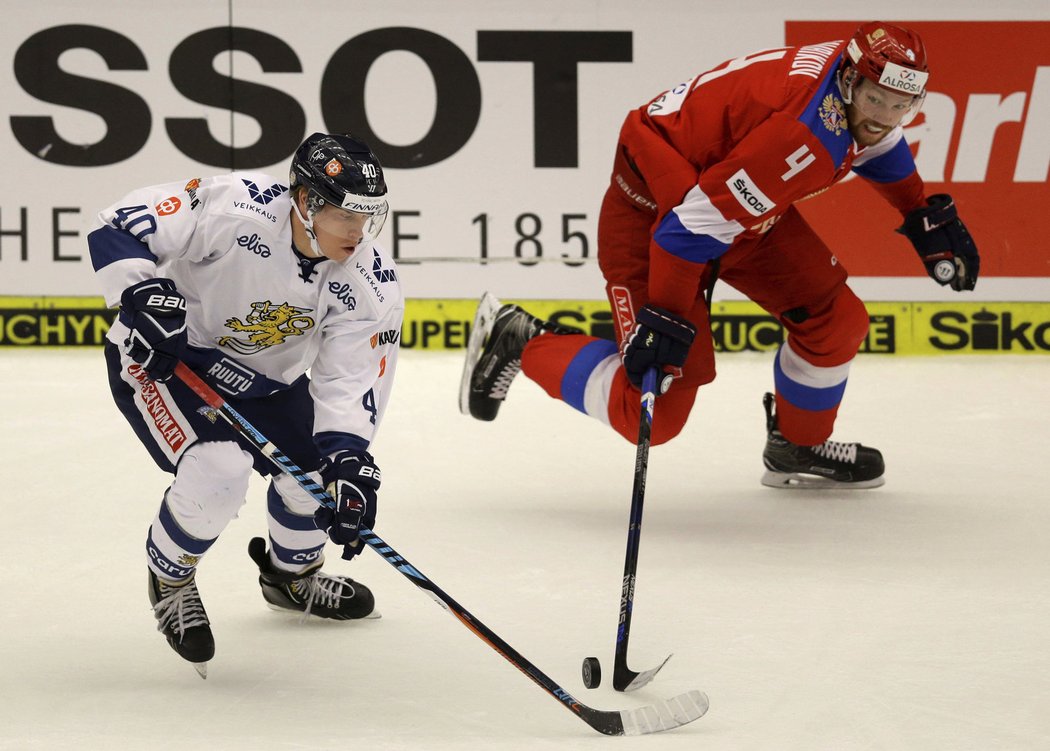 Tomi Sallinen a Vladislav Gavrikov při zápase Finsko - Rusko na Českých hrách