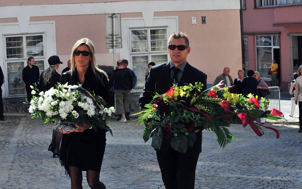 Petr Gřegořek s manželkou se jdou rozloučit s Janem Markem