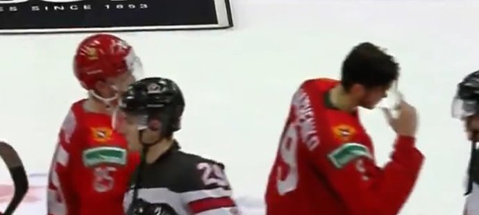 Kanadský kapitán a majitel několika startů v&nbsp;NHL Barrett Hayton si po porážce 0:6 od Ruska na MS U20 nesundal dle hokejových obyčejů při hymně helmu, za což ho spláchla velká vlna kritiky.