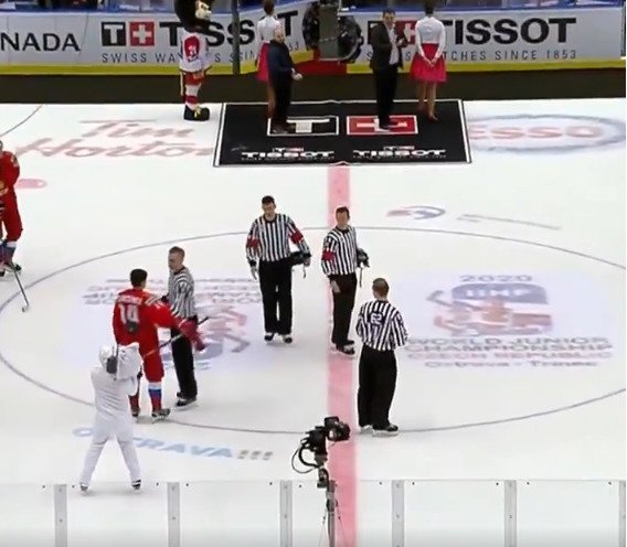 Kanadský kapitán a majitel několika startů v&nbsp;NHL Barrett Hayton si po porážce 0:6 od Ruska na MS U20 nesundal dle hokejových obyčejů při hymně helmu, za což ho spláchla velká vlna kritiky.