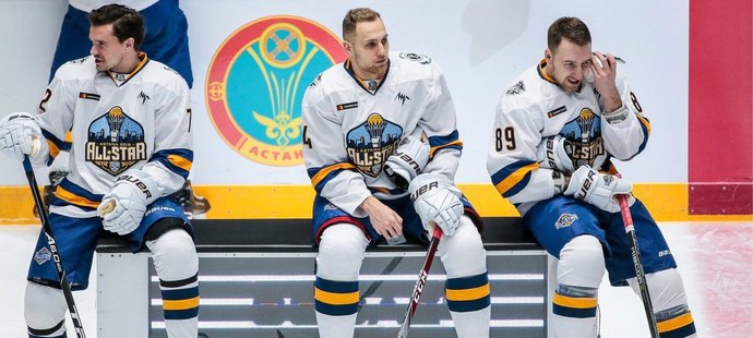 Denis Paršin, Vojtěch Mozík a Nikita Nestěrov v dresu Tarasovovy divize na All Stars KHL