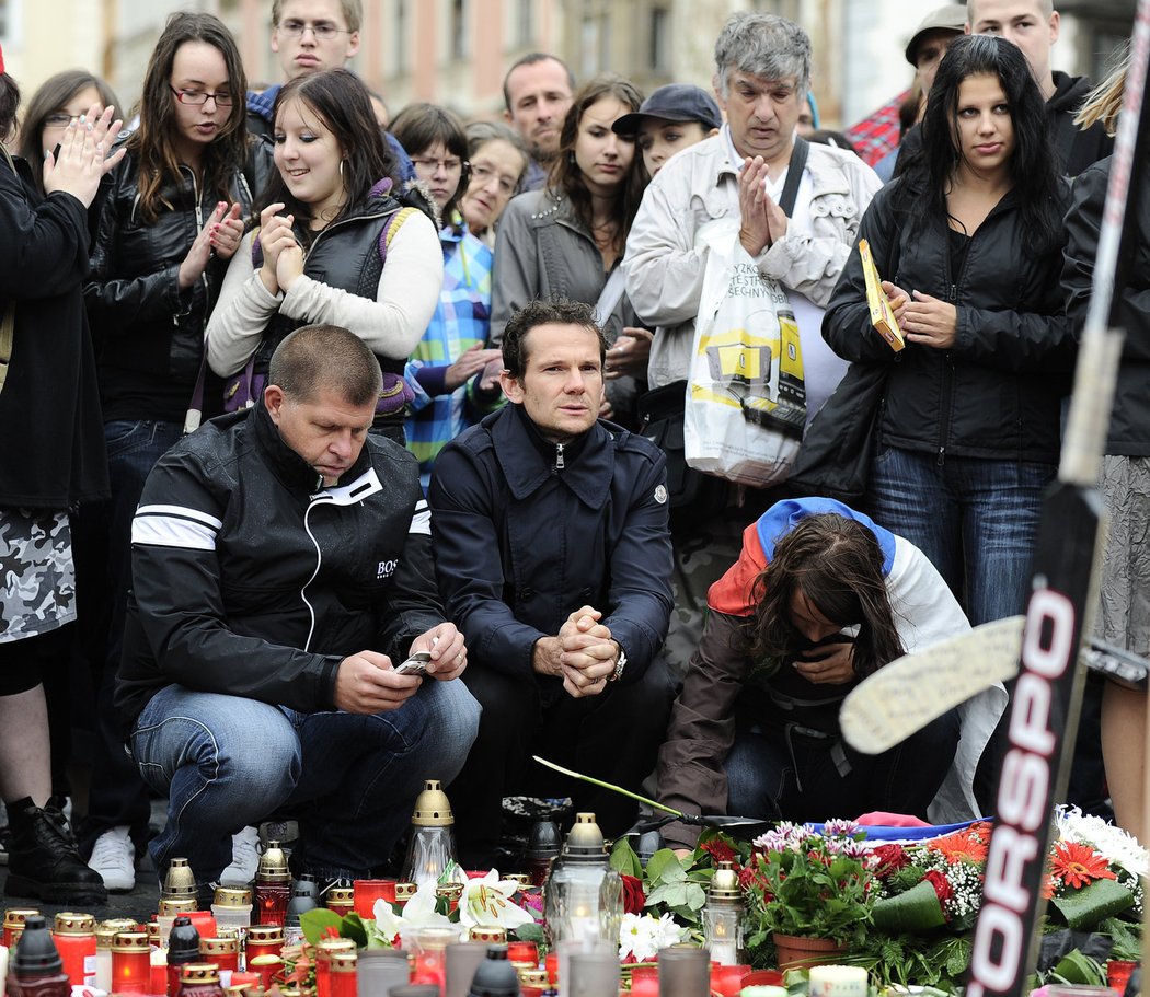 Na Staroměstském náměstí spolu s fanoušky smutnil i Patrik Eliáš